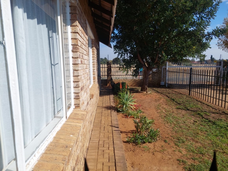 To Let 2 Bedroom Property for Rent in Meiringspark North West